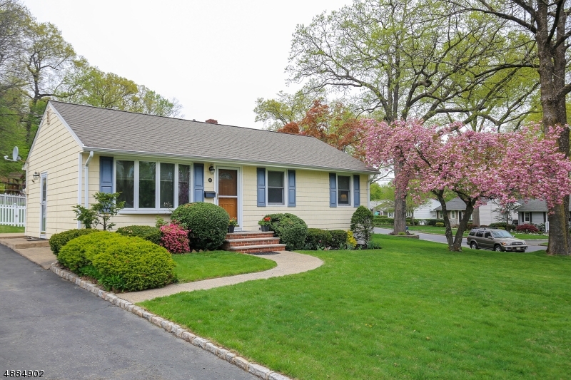 Property photo for 40 HUNTLEY RD, Summit, NJ